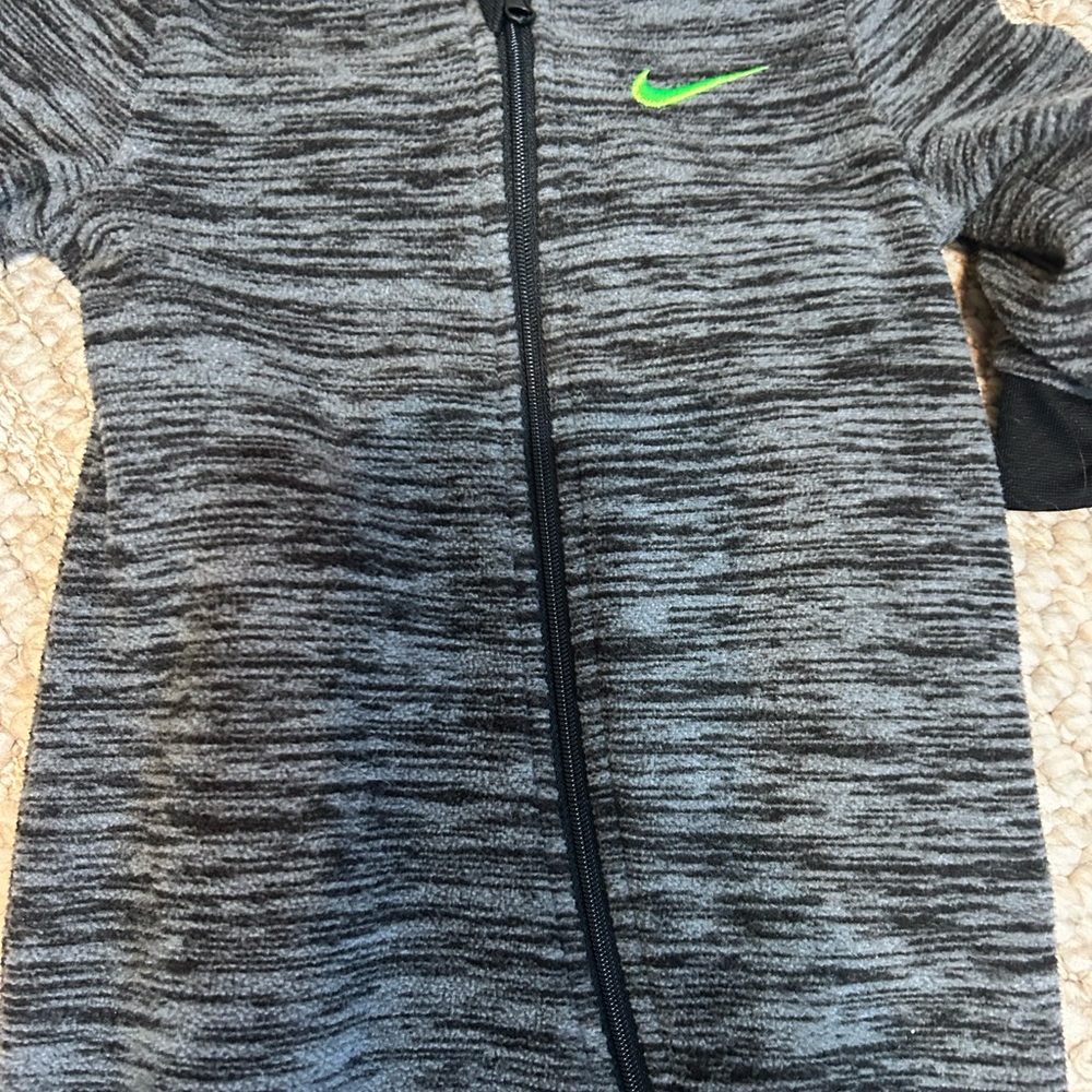 Nike - Picture 2 of 4